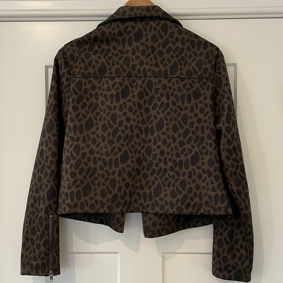 Cropped suede like animal print zip up jacket. - Picture 5 of 7